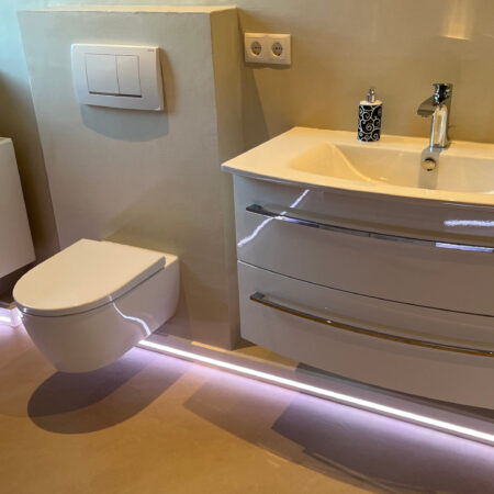 Fugenloses Badezimmer mit LED Sockelleiste