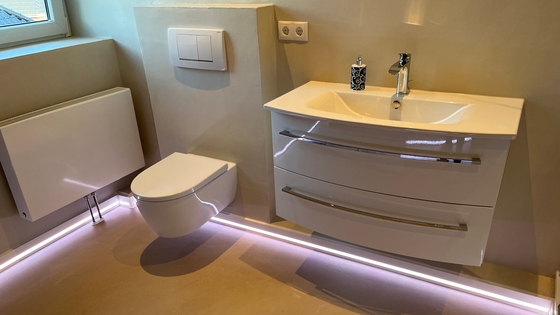 Fugenloses Badezimmer mit LED Sockelleiste