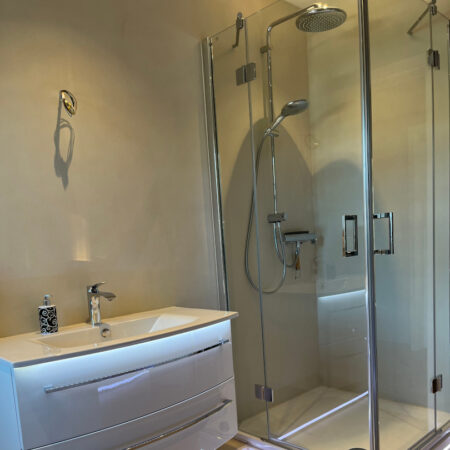 Fugenloses Badezimmer mit LED Sockelleiste Bad Malente 02