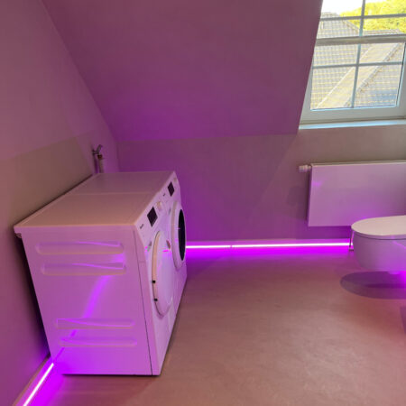 Fugenloses Badezimmer mit LED Sockelleiste Bad Malente 03