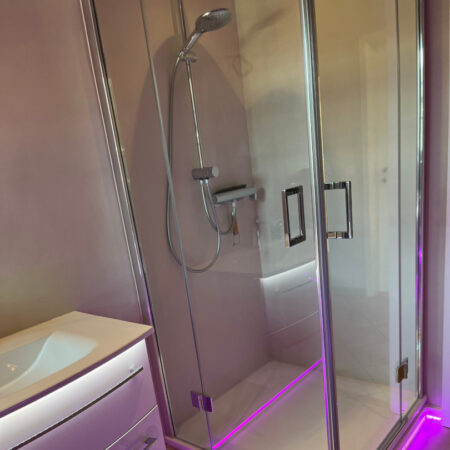 Fugenloses Badezimmer mit LED Sockelleiste Bad Malente 04